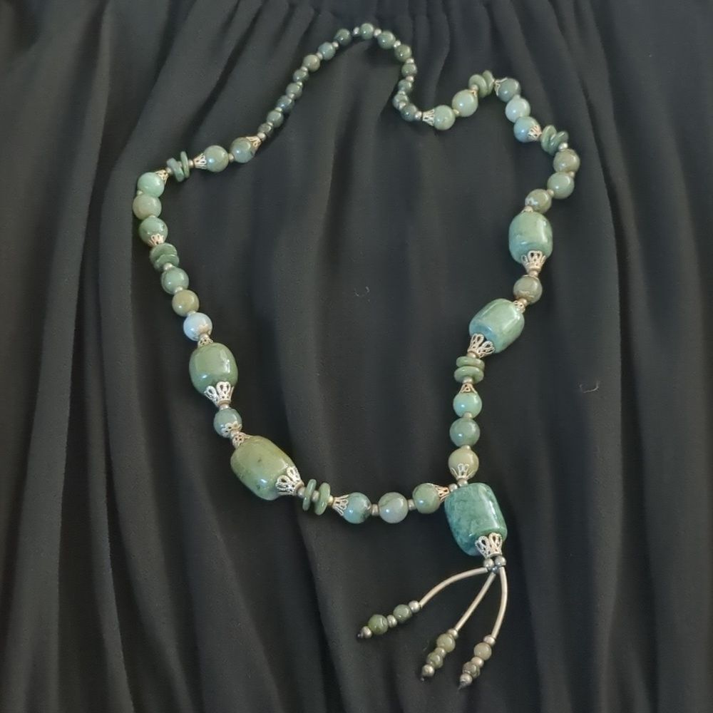 Vintage Chunky Jade Bead Necklace 17 inches long - Picture 4 of 10